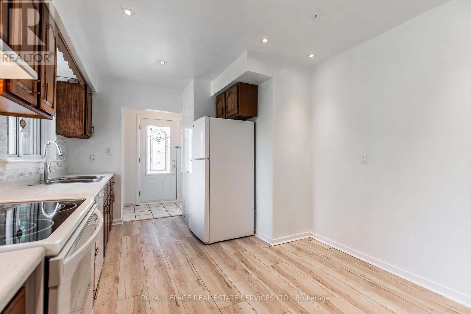 












75 UPWOOD AVENUE

,
Toronto,




Ontario
M6L3A4

