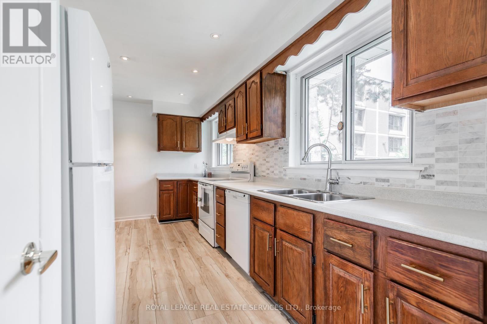 












75 UPWOOD AVENUE

,
Toronto,




Ontario
M6L3A4

