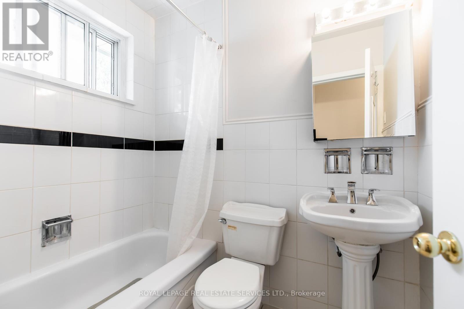 












75 UPWOOD AVENUE

,
Toronto,




Ontario
M6L3A4

