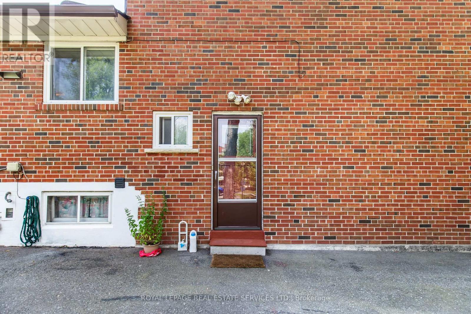 












75 UPWOOD AVENUE

,
Toronto,




Ontario
M6L3A4

