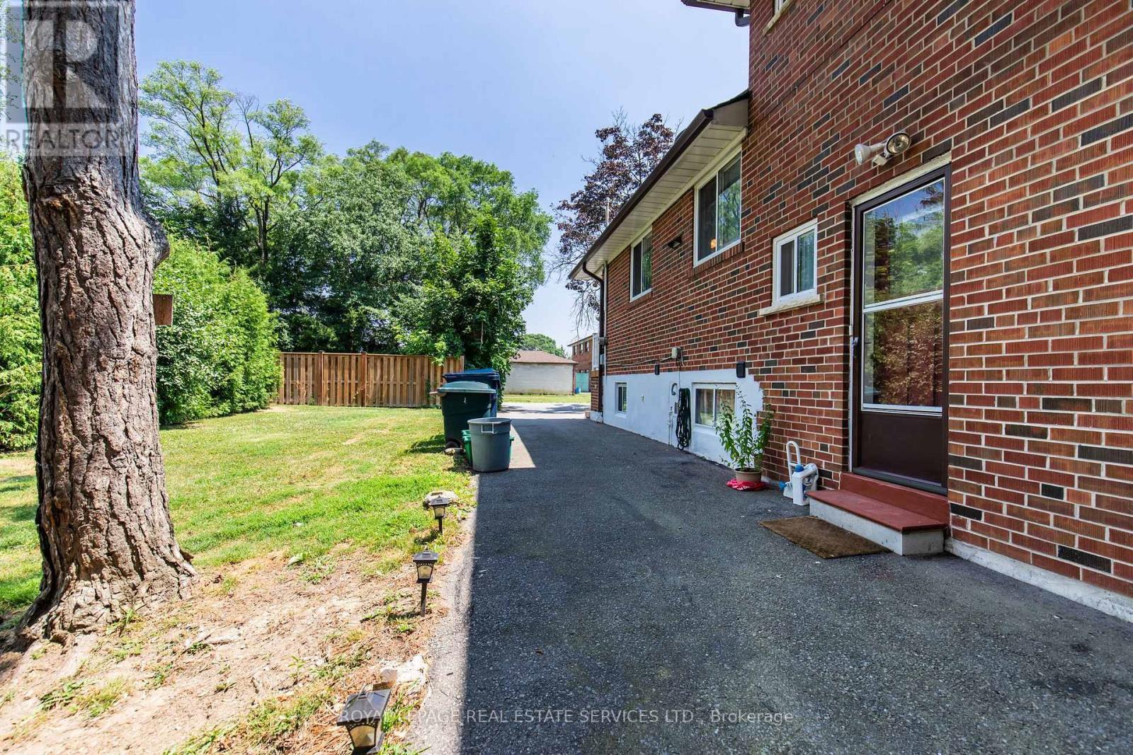 












75 UPWOOD AVENUE

,
Toronto,




Ontario
M6L3A4


