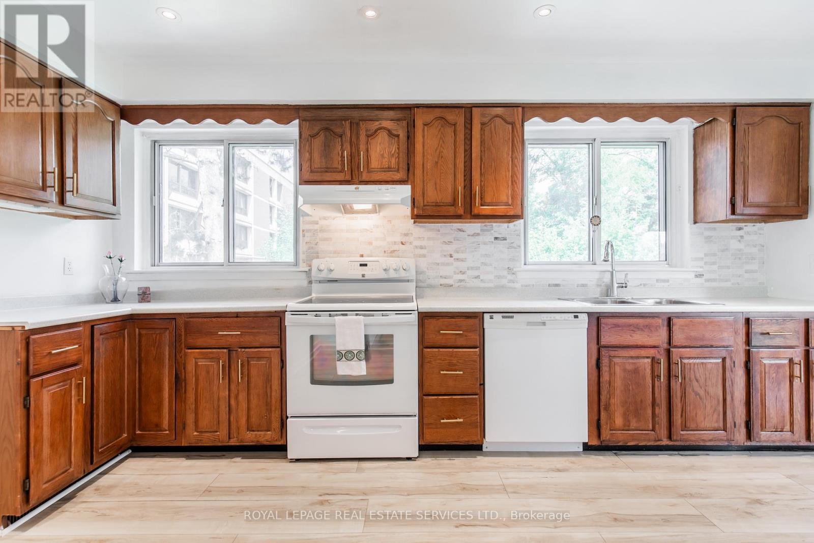 












75 UPWOOD AVENUE

,
Toronto,




Ontario
M6L3A4

