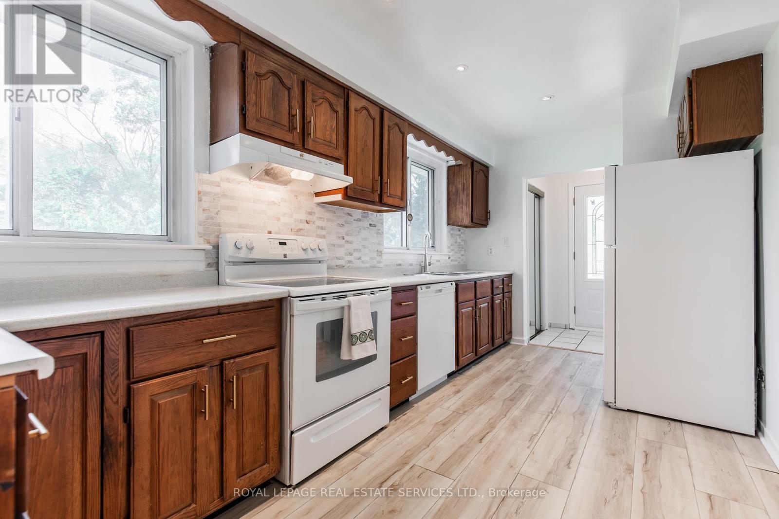 












75 UPWOOD AVENUE

,
Toronto,




Ontario
M6L3A4

