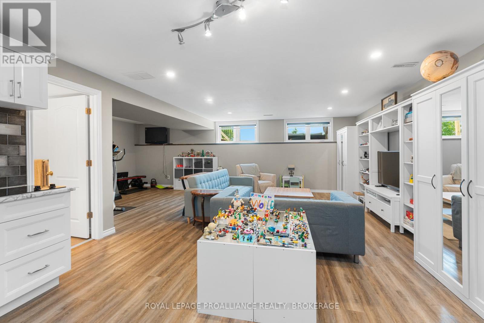 












1036 WOODHAVEN DRIVE

,
Kingston (City Northwest),




Ontario
K7P0H7

