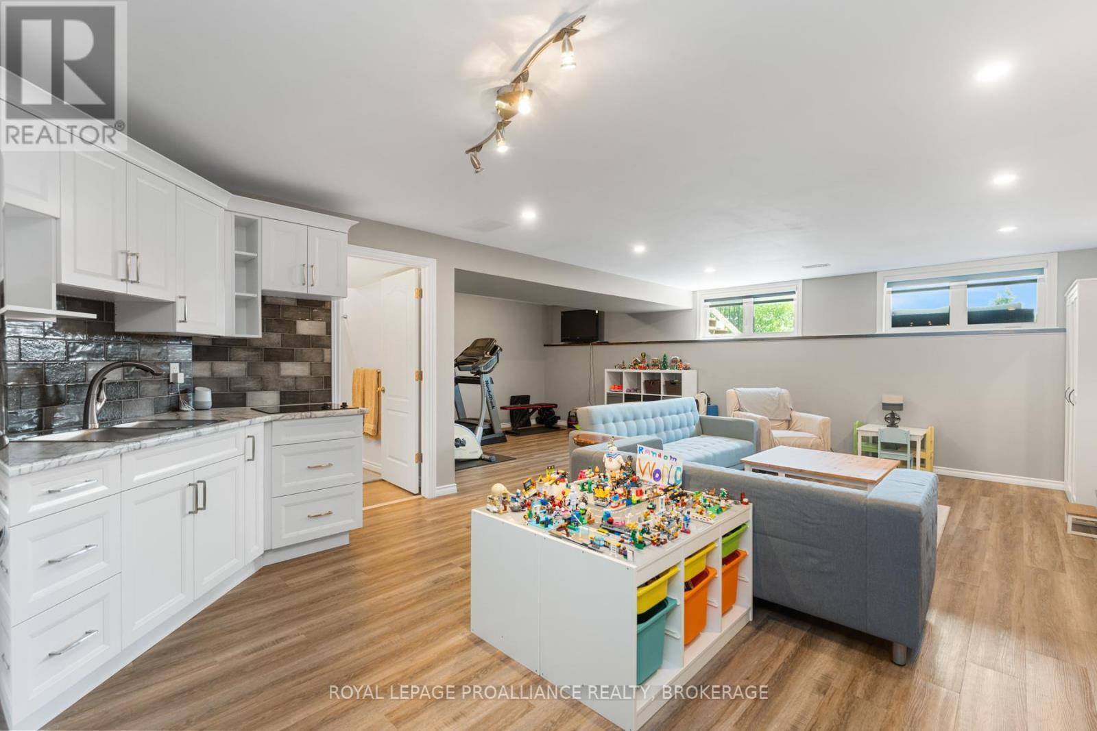 












1036 WOODHAVEN DRIVE

,
Kingston (City Northwest),




Ontario
K7P0H7

