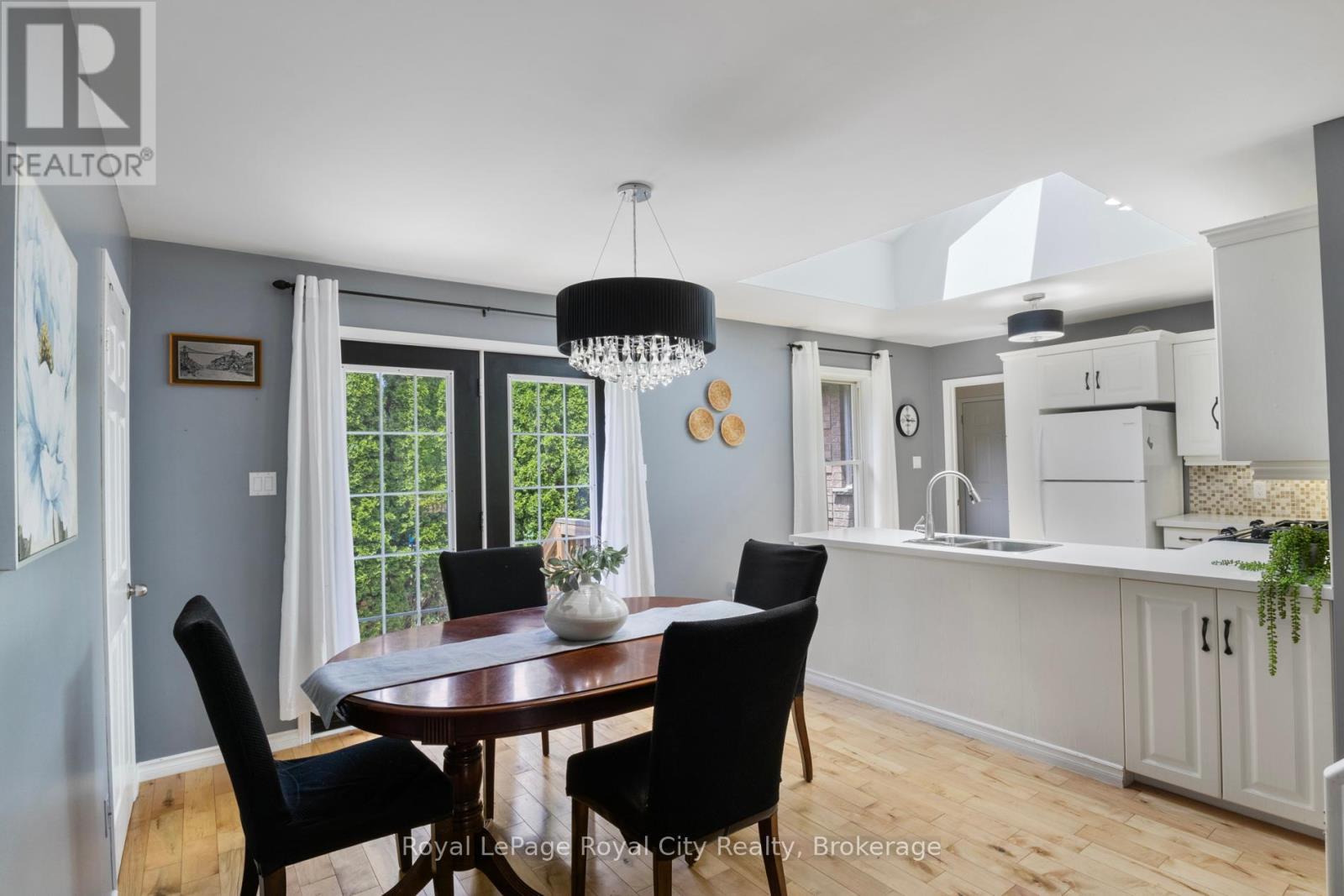 












495 HILL STREET E

,
Centre Wellington (Fergus),




Ontario
N1M1H6

