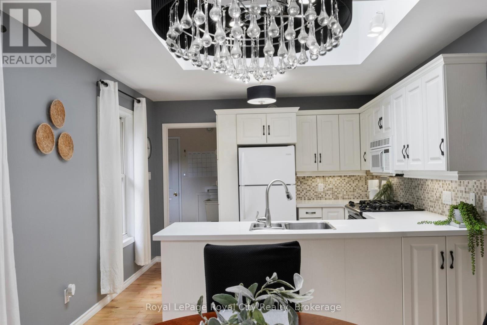 












495 HILL STREET E

,
Centre Wellington (Fergus),




Ontario
N1M1H6

