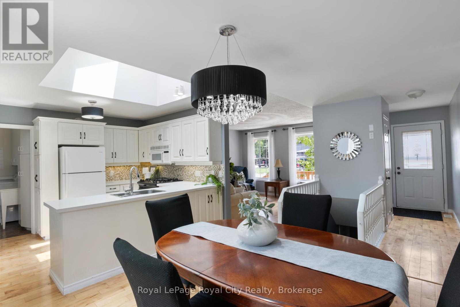 












495 HILL STREET E

,
Centre Wellington (Fergus),




Ontario
N1M1H6

