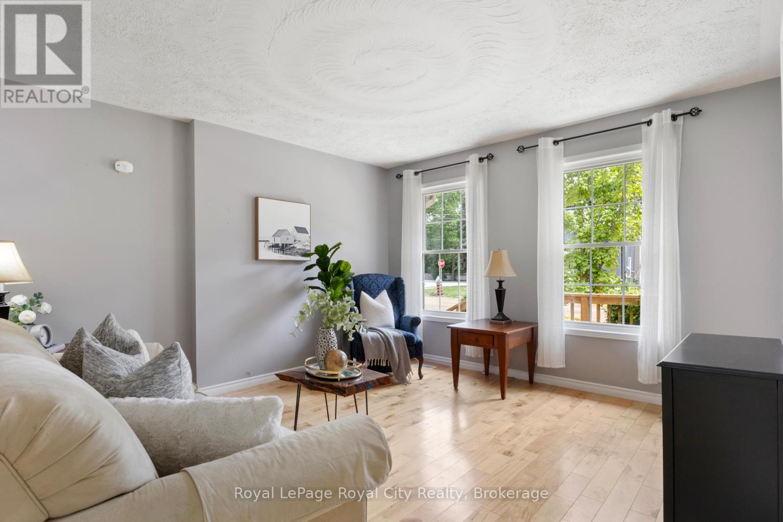 












495 HILL STREET E

,
Centre Wellington (Fergus),




Ontario
N1M1H6


