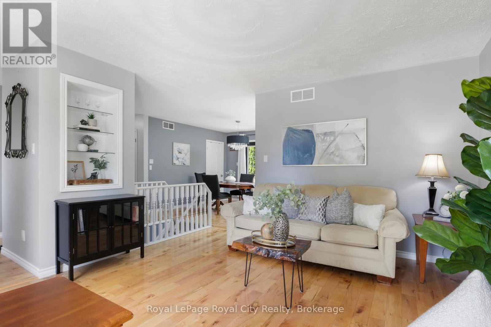 












495 HILL STREET E

,
Centre Wellington (Fergus),




Ontario
N1M1H6


