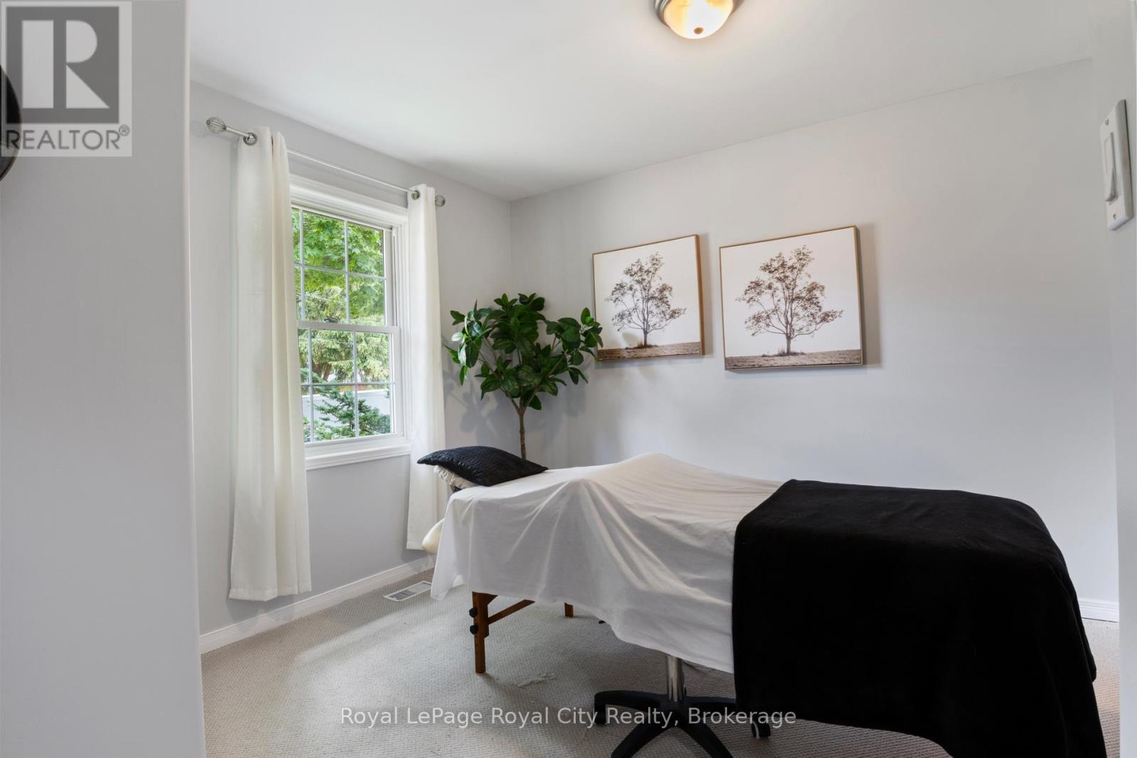 












495 HILL STREET E

,
Centre Wellington (Fergus),




Ontario
N1M1H6


