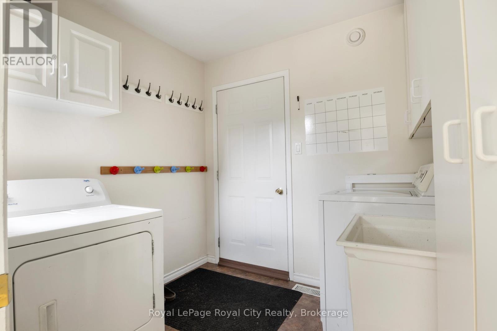 












495 HILL STREET E

,
Centre Wellington (Fergus),




Ontario
N1M1H6

