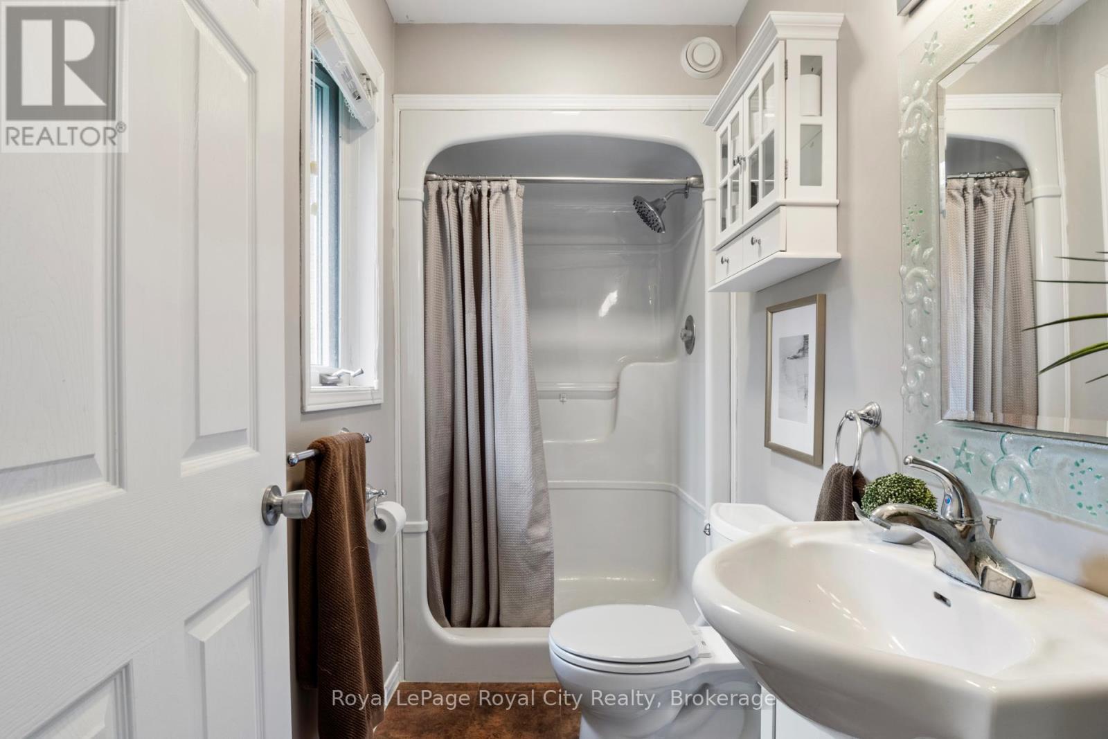 












495 HILL STREET E

,
Centre Wellington (Fergus),




Ontario
N1M1H6

