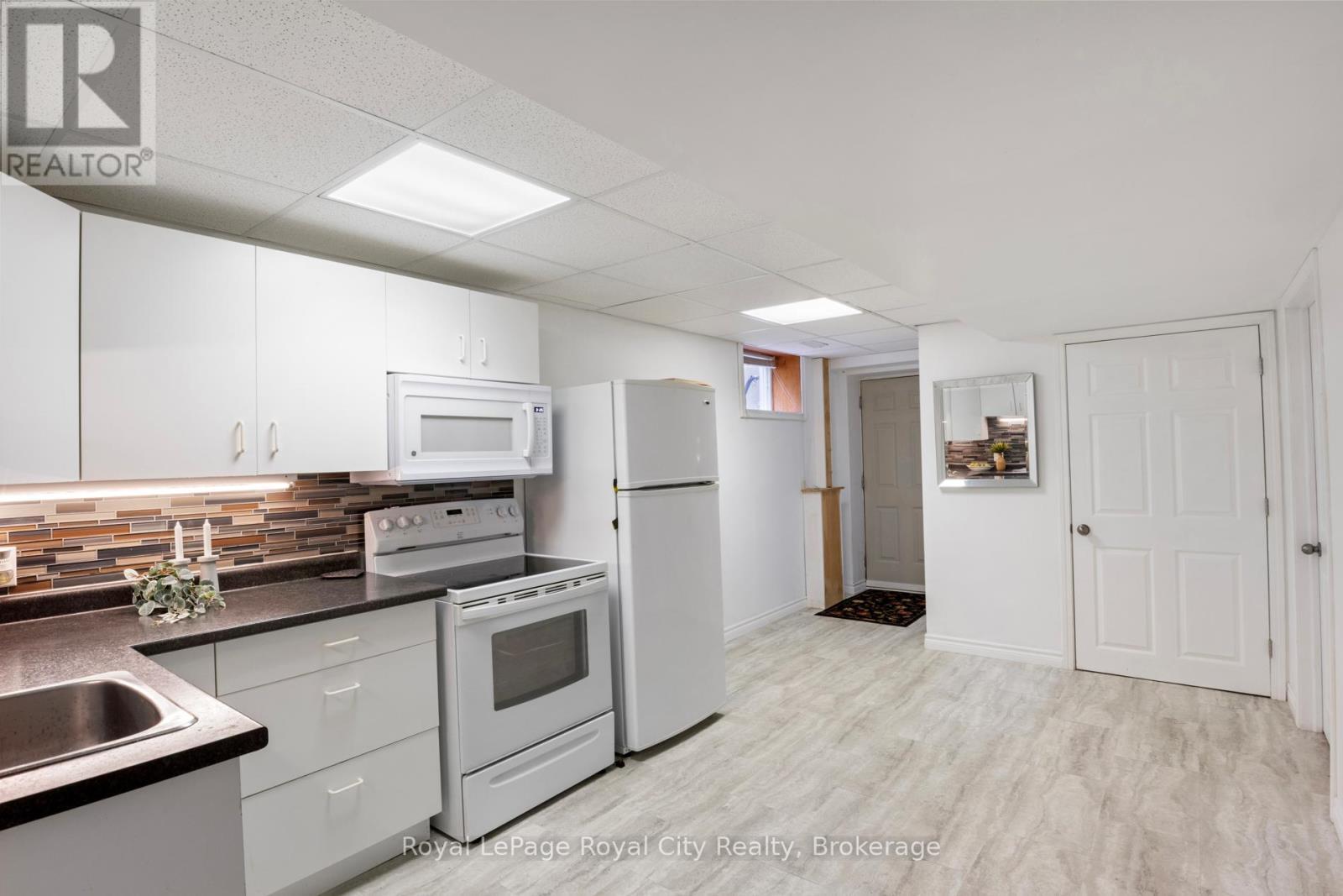 












495 HILL STREET E

,
Centre Wellington (Fergus),




Ontario
N1M1H6

