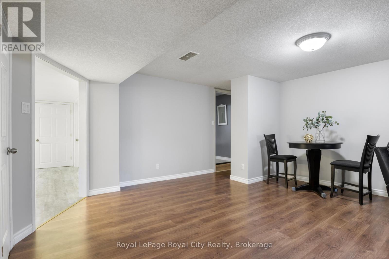 












495 HILL STREET E

,
Centre Wellington (Fergus),




Ontario
N1M1H6

