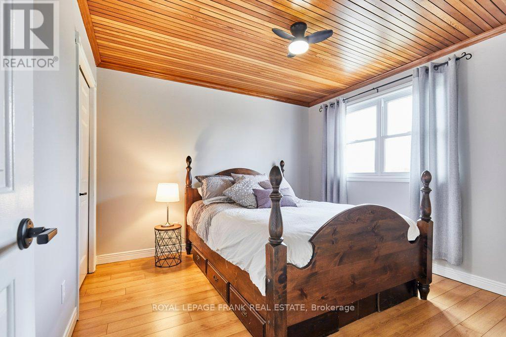 












27 POPLAR PARK CRESCENT N

,
Scugog (Port Perry),




Ontario
L9L1E3

