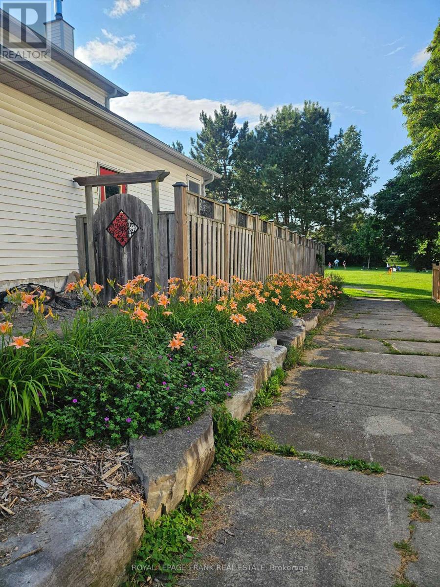 












27 POPLAR PARK CRESCENT N

,
Scugog (Port Perry),




Ontario
L9L1E3

