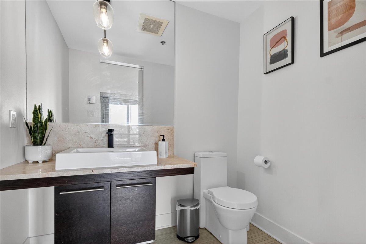









363


Rue St-Hubert

, 302,
Montréal (Ville-Marie),




QC
H2L0A8

