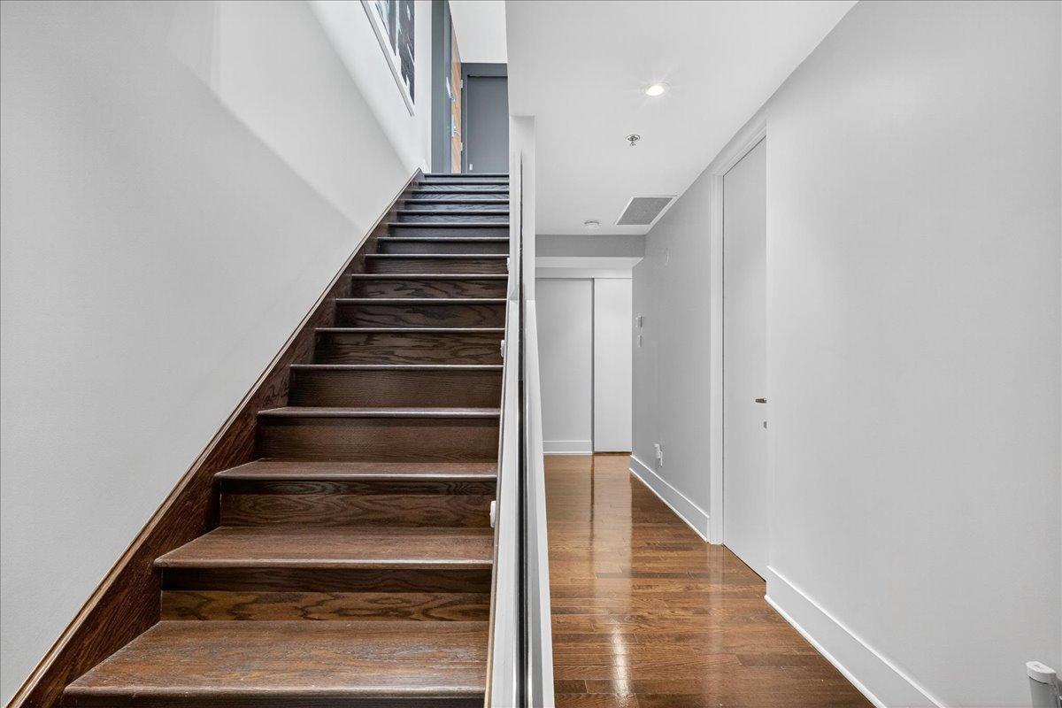 









363


Rue St-Hubert

, 302,
Montréal (Ville-Marie),




QC
H2L0A8

