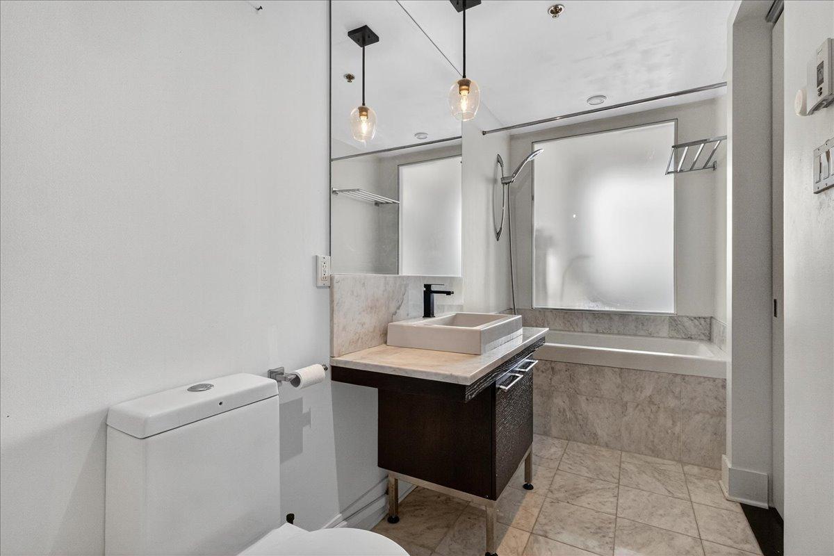 









363


Rue St-Hubert

, 302,
Montréal (Ville-Marie),




QC
H2L0A8

