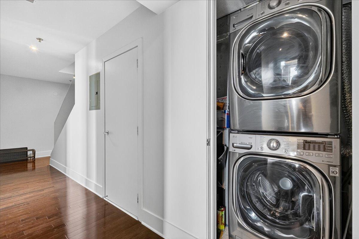 









363


Rue St-Hubert

, 302,
Montréal (Ville-Marie),




QC
H2L0A8

