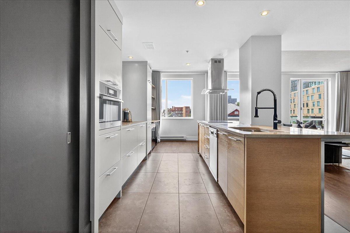 









363


Rue St-Hubert

, 302,
Montréal (Ville-Marie),




QC
H2L0A8

