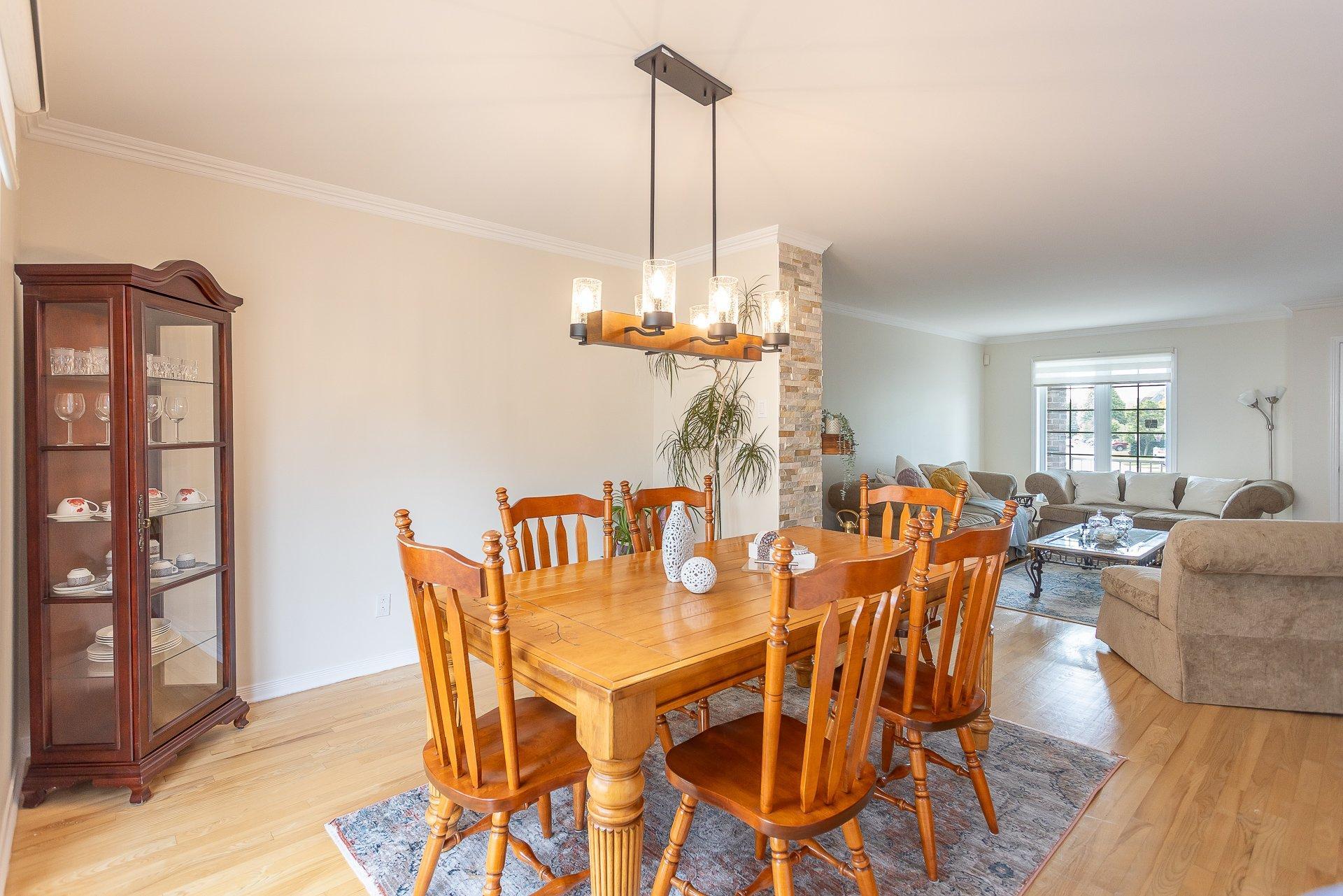 









911


Rue Siméon

,
Laval (Fabreville),




QC
H7R6C9

