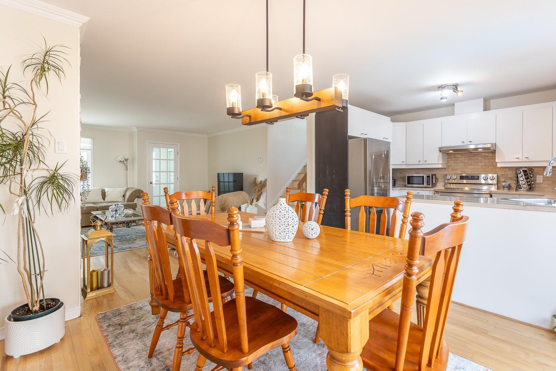 









911


Rue Siméon

,
Laval (Fabreville),




QC
H7R6C9

