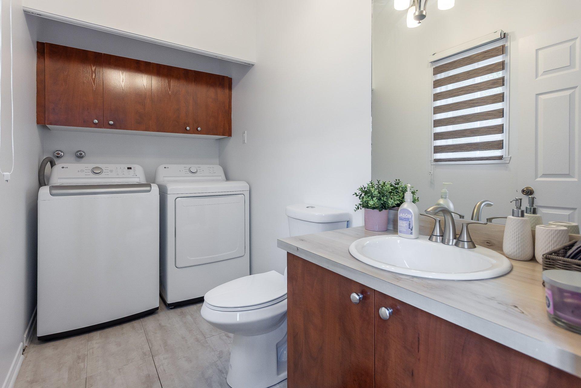 









911


Rue Siméon

,
Laval (Fabreville),




QC
H7R6C9

