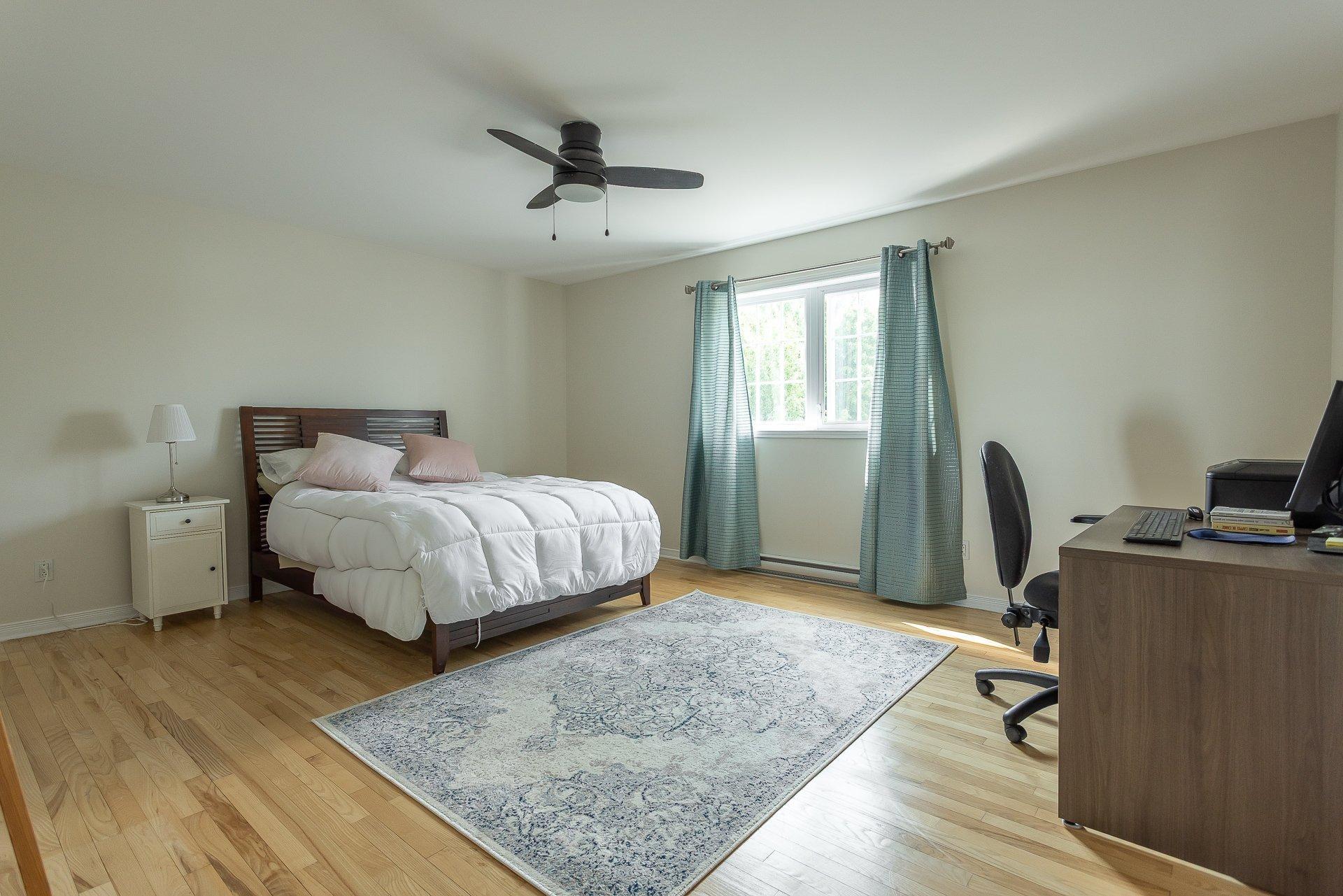 









911


Rue Siméon

,
Laval (Fabreville),




QC
H7R6C9

