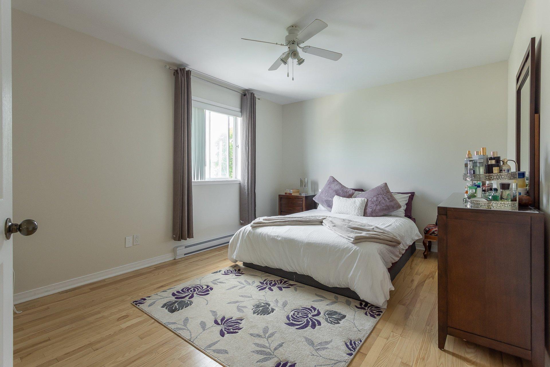 









911


Rue Siméon

,
Laval (Fabreville),




QC
H7R6C9

