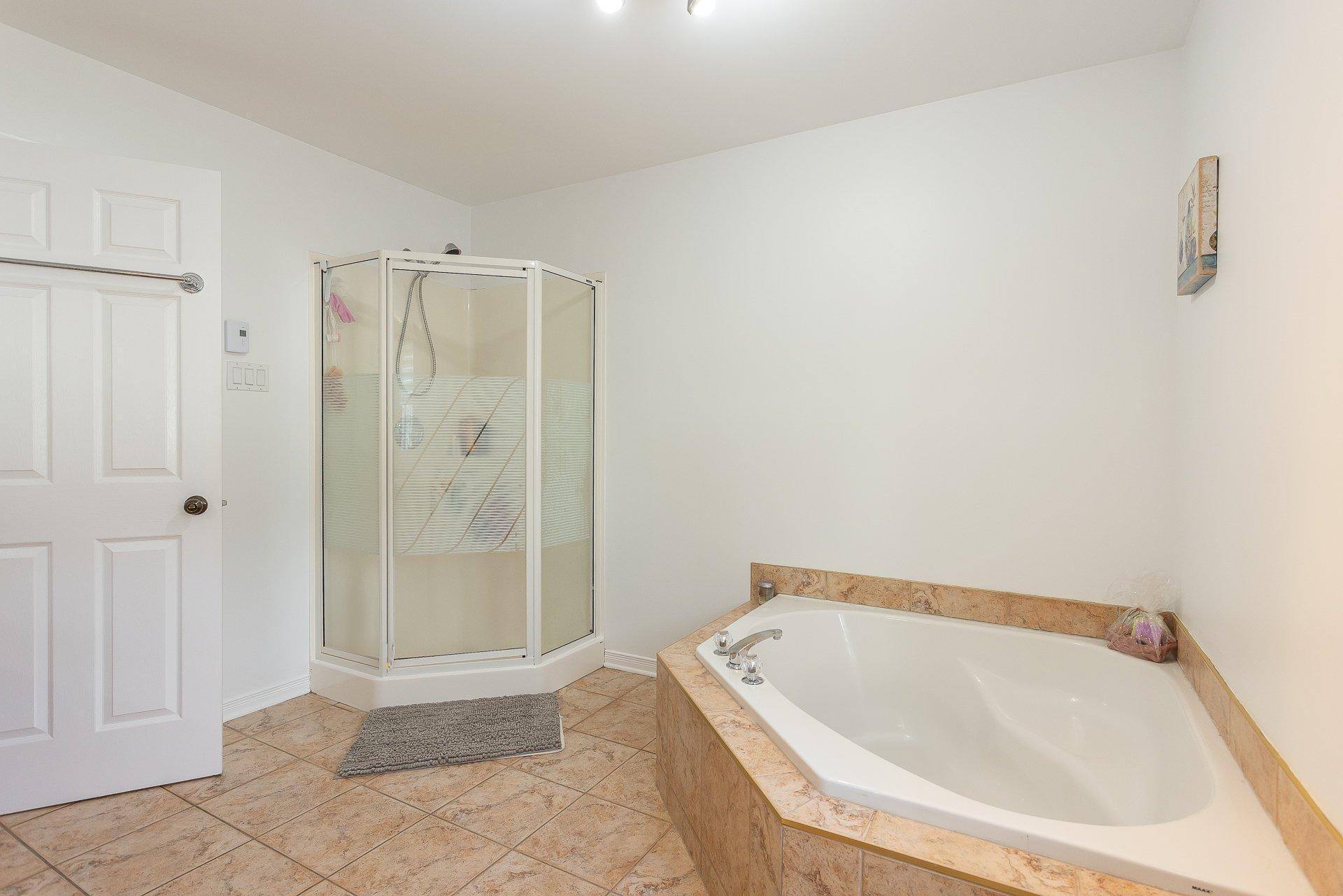 









911


Rue Siméon

,
Laval (Fabreville),




QC
H7R6C9

