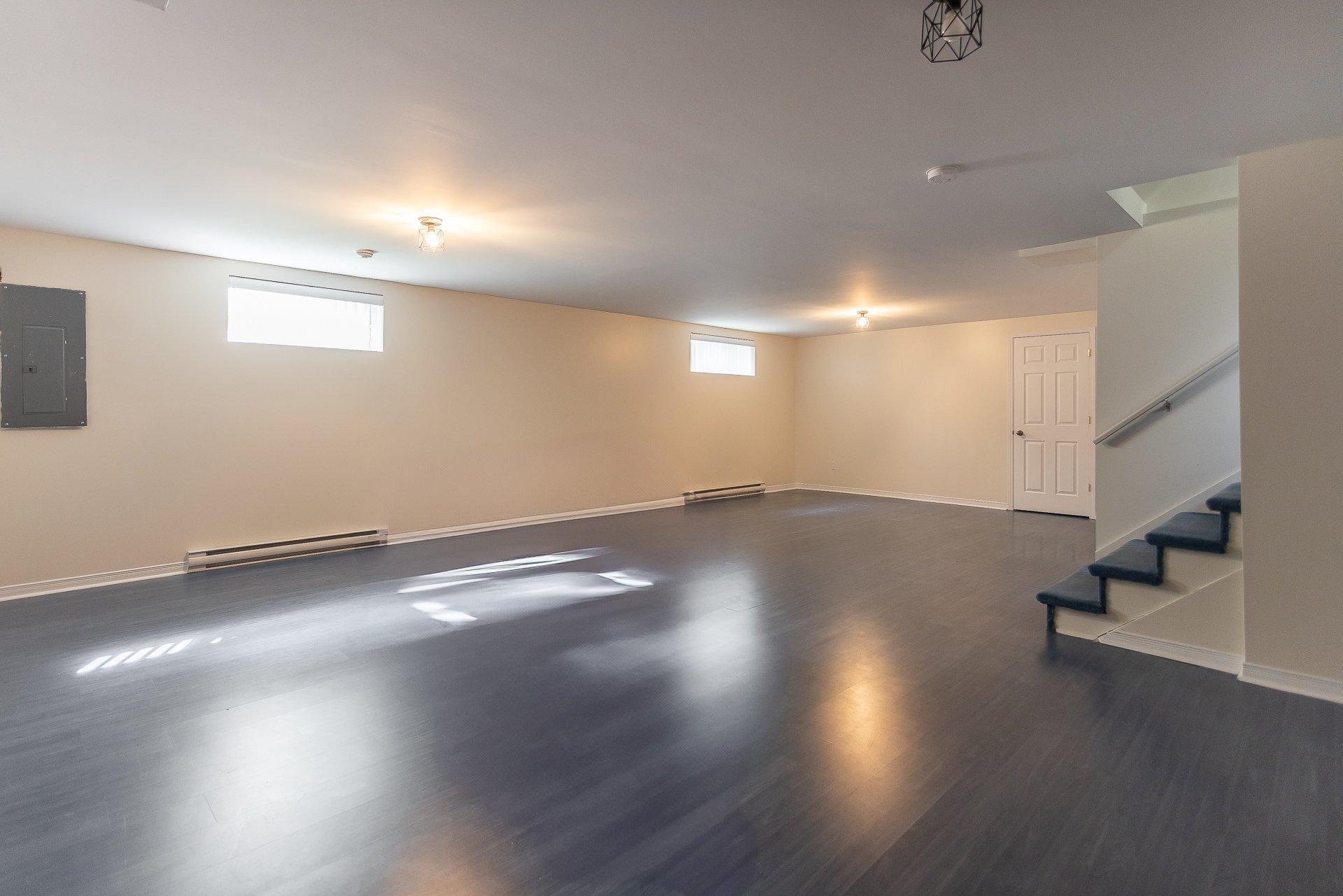 









911


Rue Siméon

,
Laval (Fabreville),




QC
H7R6C9

