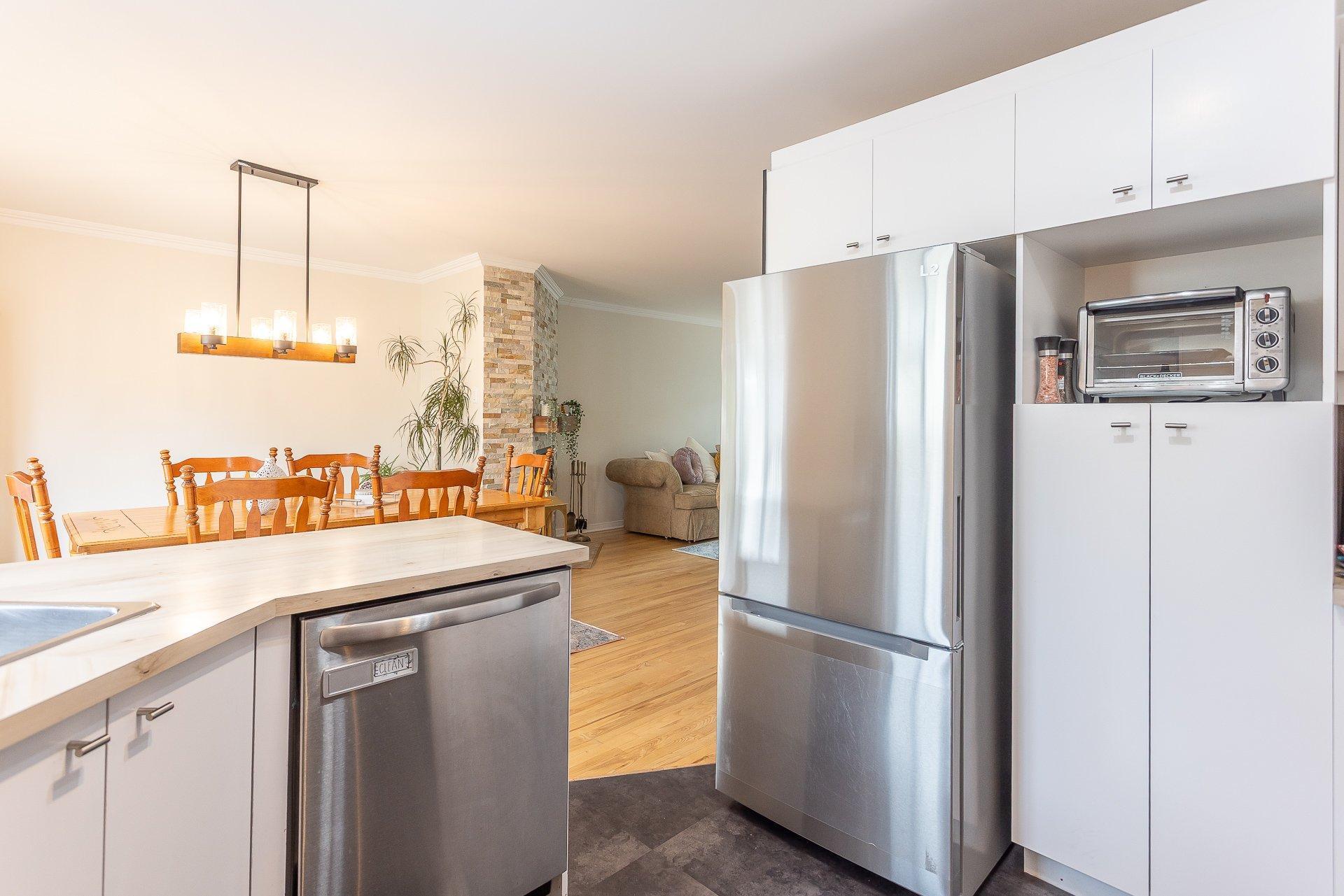 









911


Rue Siméon

,
Laval (Fabreville),




QC
H7R6C9


