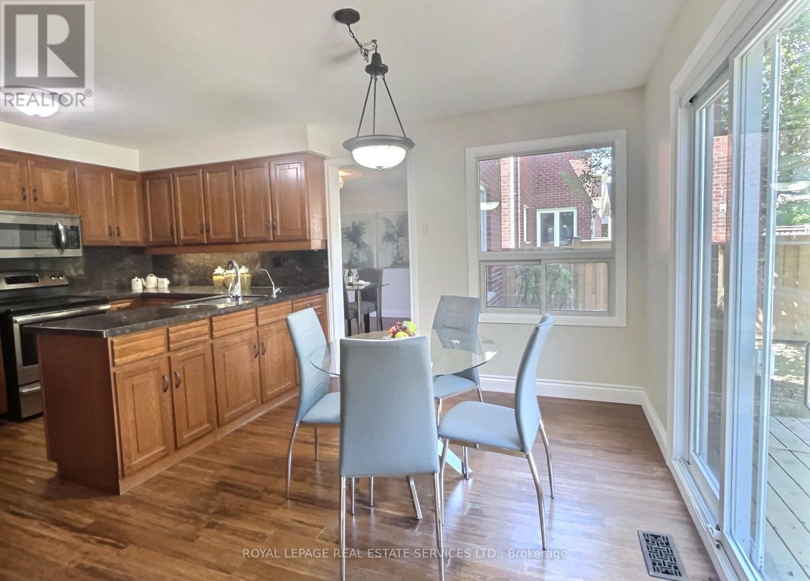 












79 DORIS CRESCENT

,
Newmarket,




Ontario
L3Y7V5

