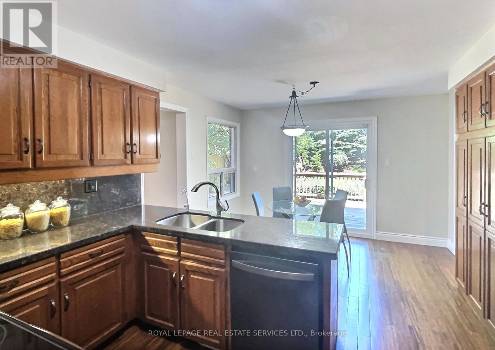 












79 DORIS CRESCENT

,
Newmarket,




Ontario
L3Y7V5

