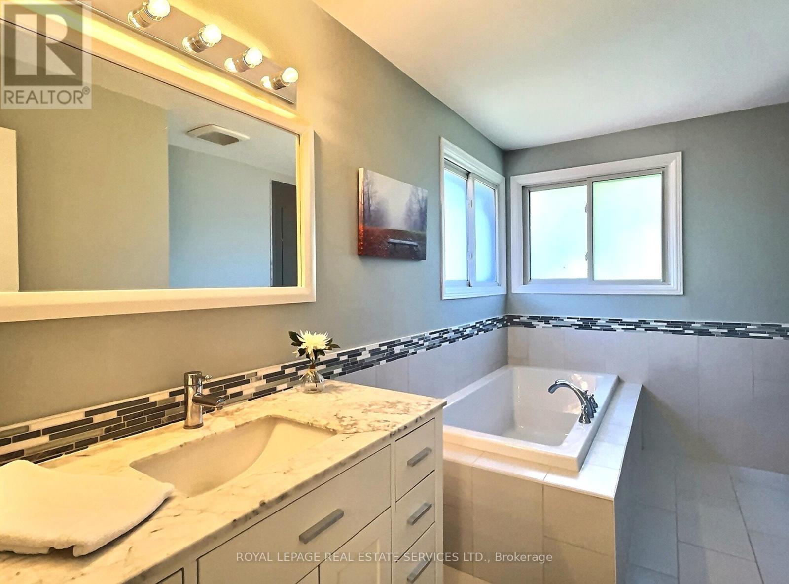 












79 DORIS CRESCENT

,
Newmarket,




Ontario
L3Y7V5

