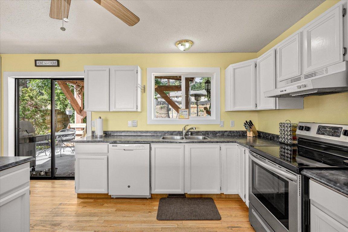 









3530


Chives

Place,
West Kelowna,




BC
V4T 1H8

