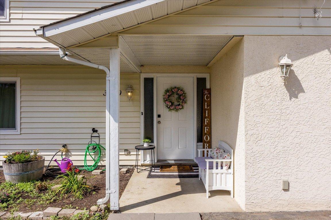 









3530


Chives

Place,
West Kelowna,




BC
V4T 1H8

