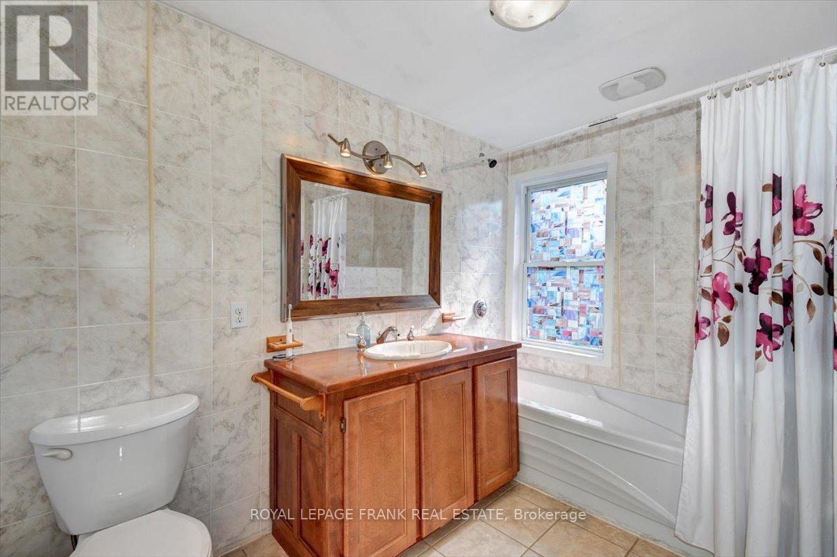 












99 ANSTRUTHER LAKE ROAD

,
North Kawartha,




Ontario
K0L1A0


