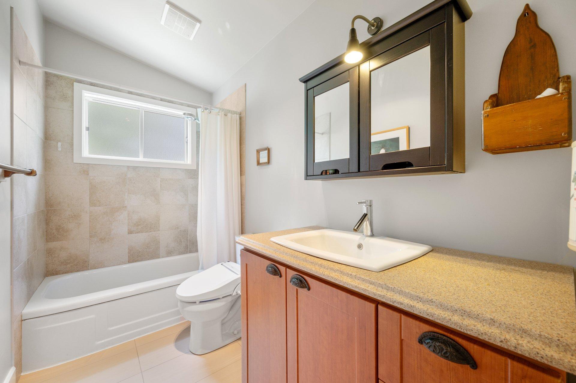 









472


Rue du Prince-Edward

,
Otterburn Park,




QC
J3H1W4

