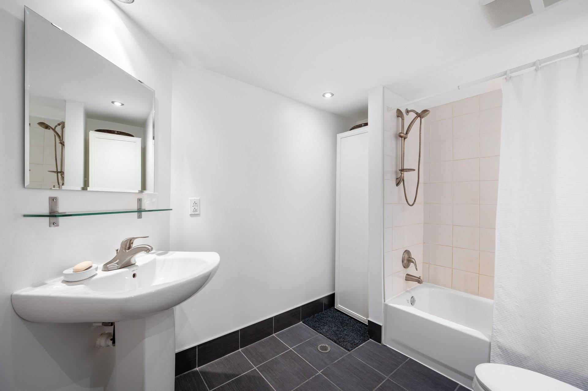 









472


Rue du Prince-Edward

,
Otterburn Park,




QC
J3H1W4

