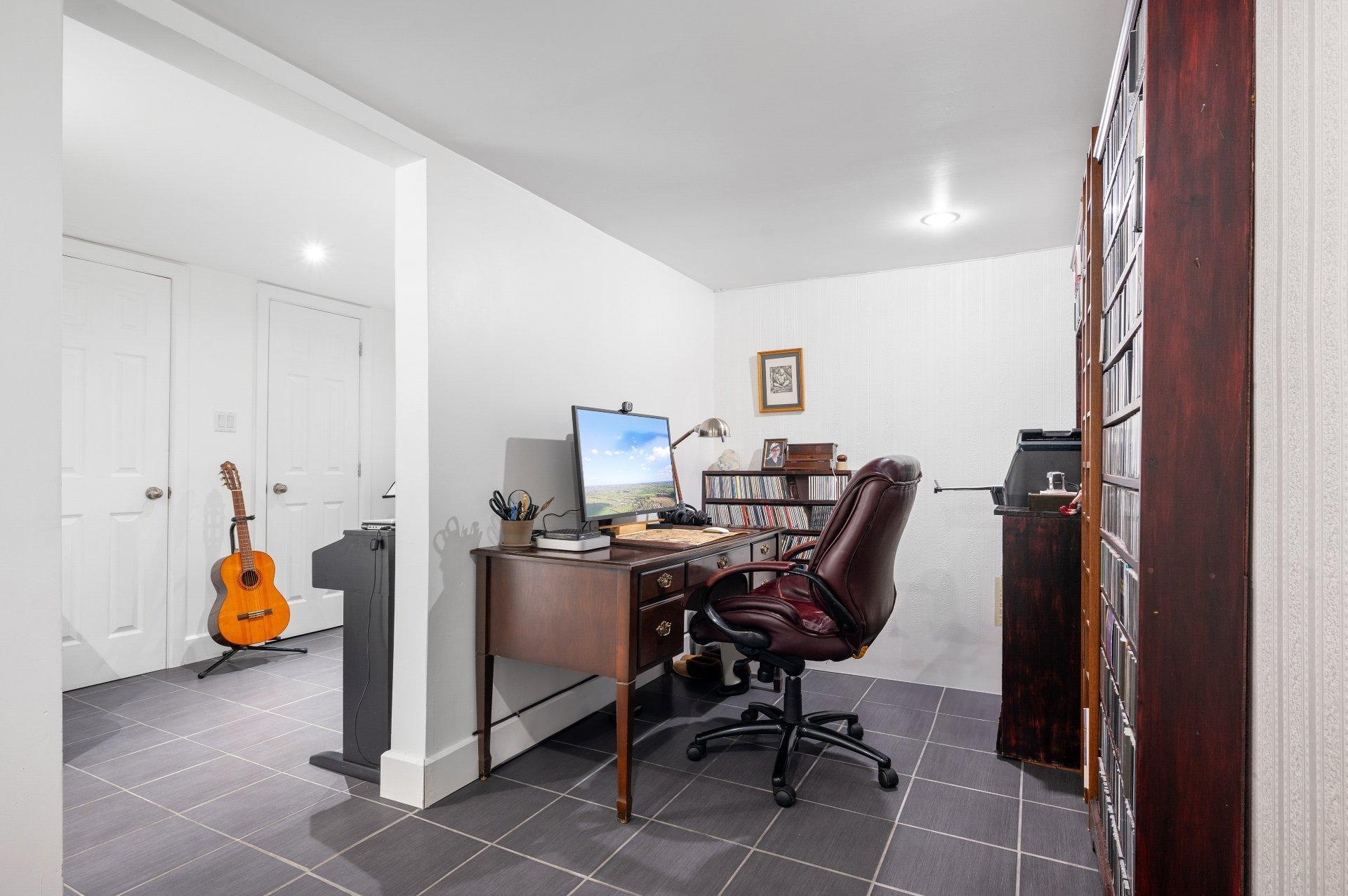 









472


Rue du Prince-Edward

,
Otterburn Park,




QC
J3H1W4

