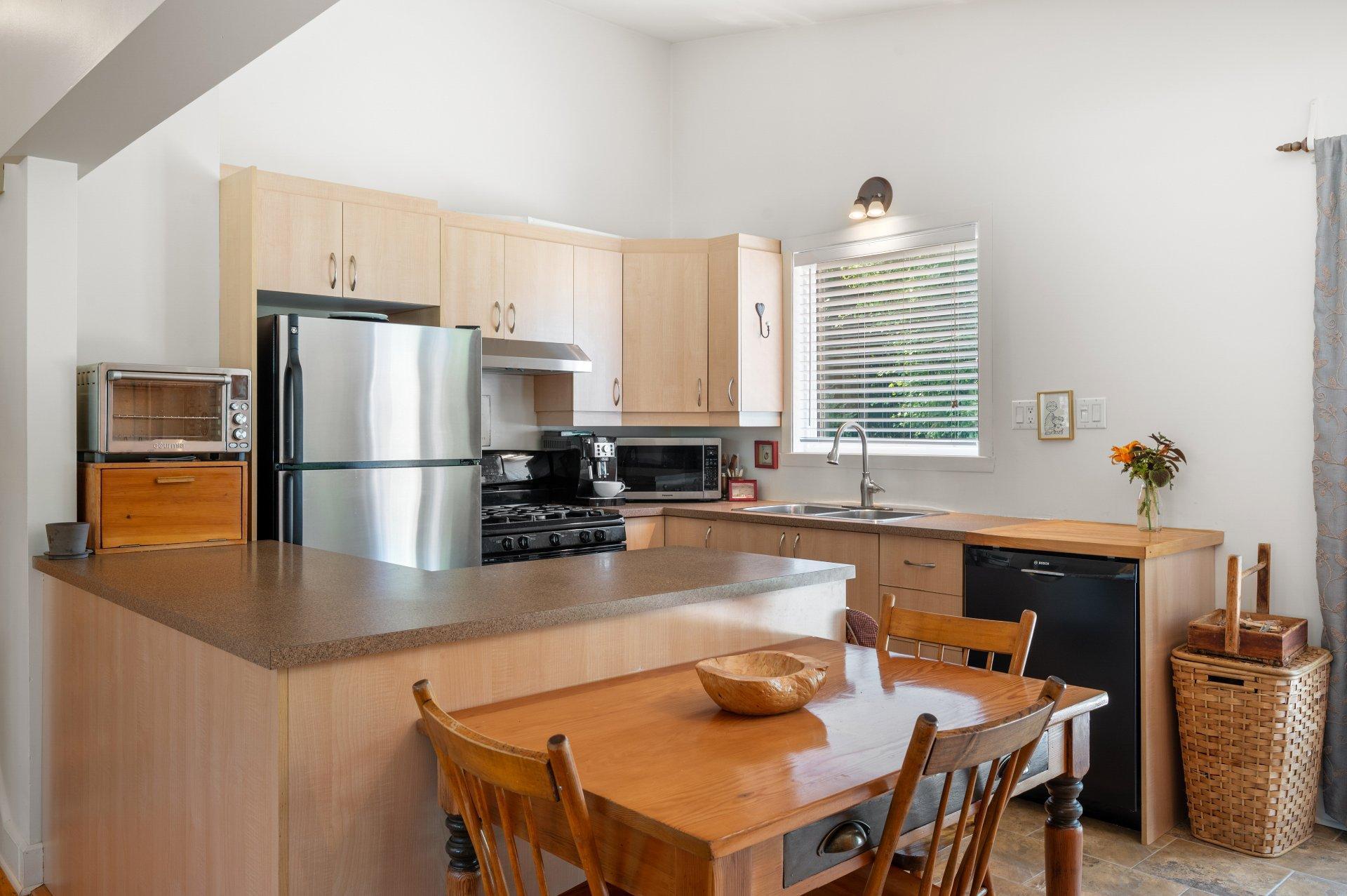 









472


Rue du Prince-Edward

,
Otterburn Park,




QC
J3H1W4

