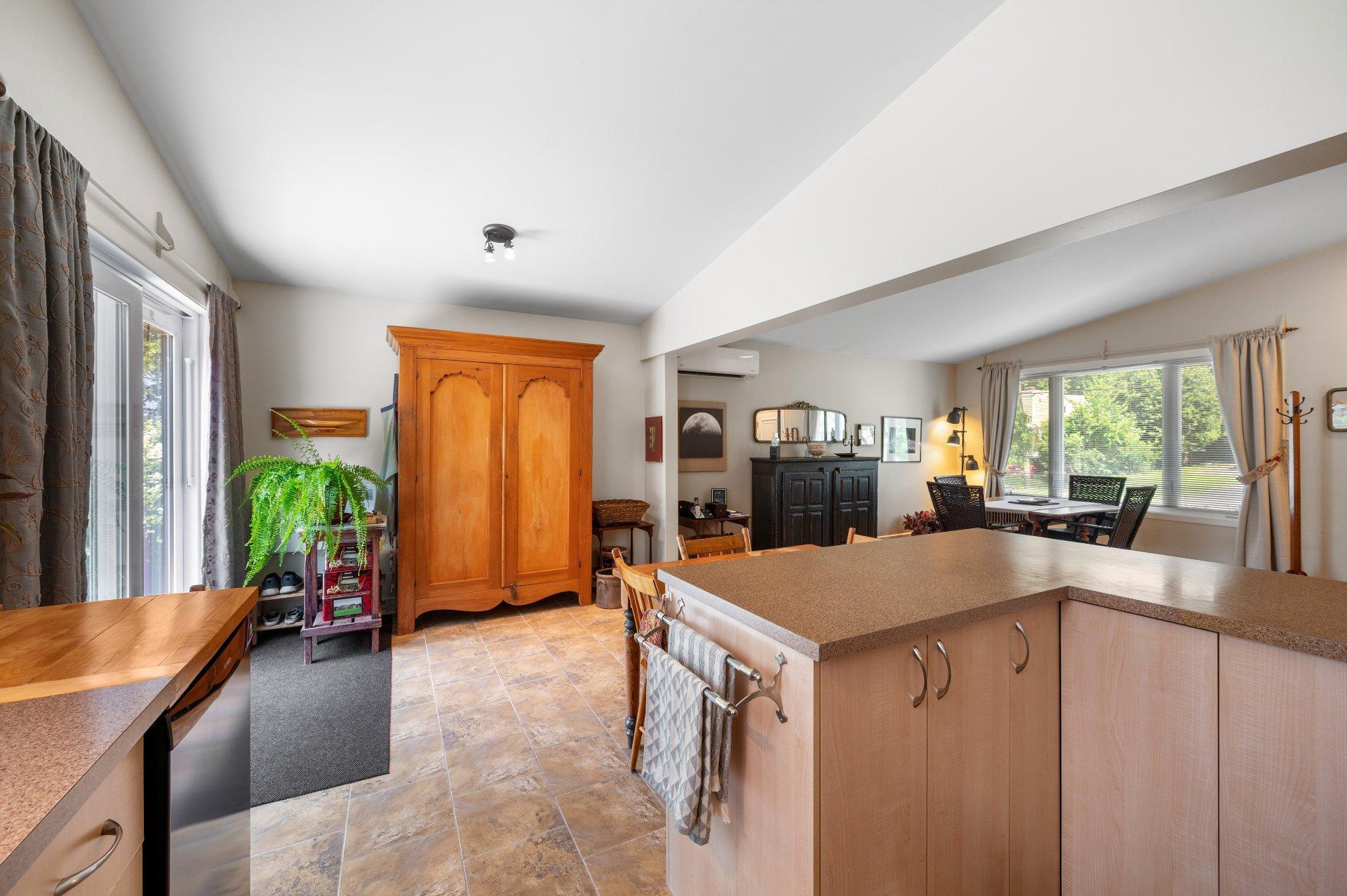 









472


Rue du Prince-Edward

,
Otterburn Park,




QC
J3H1W4

