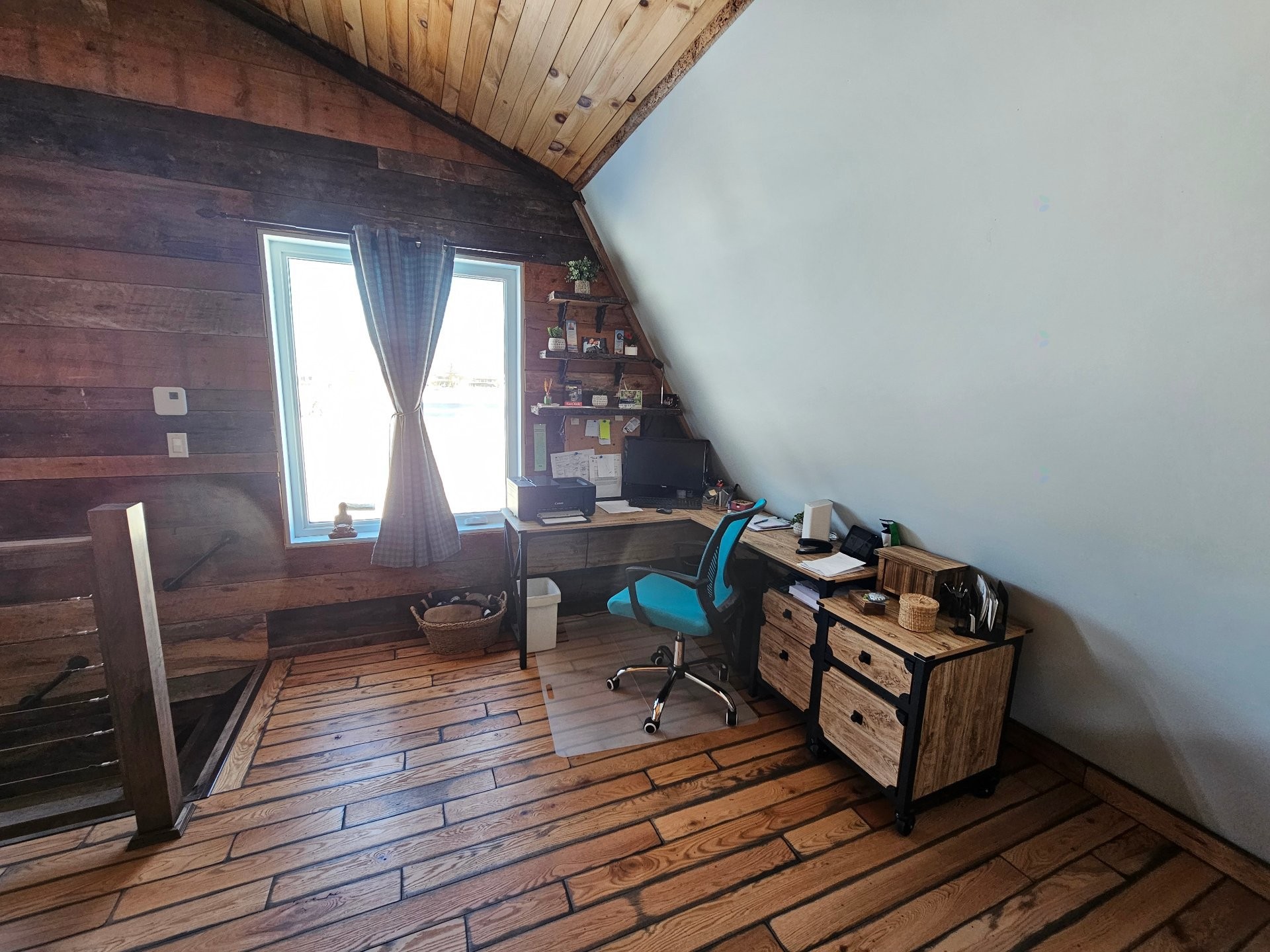 









9790Z


Boul. des Mille-Îles

,
Laval (Saint-François),







QC
H7A4C6

