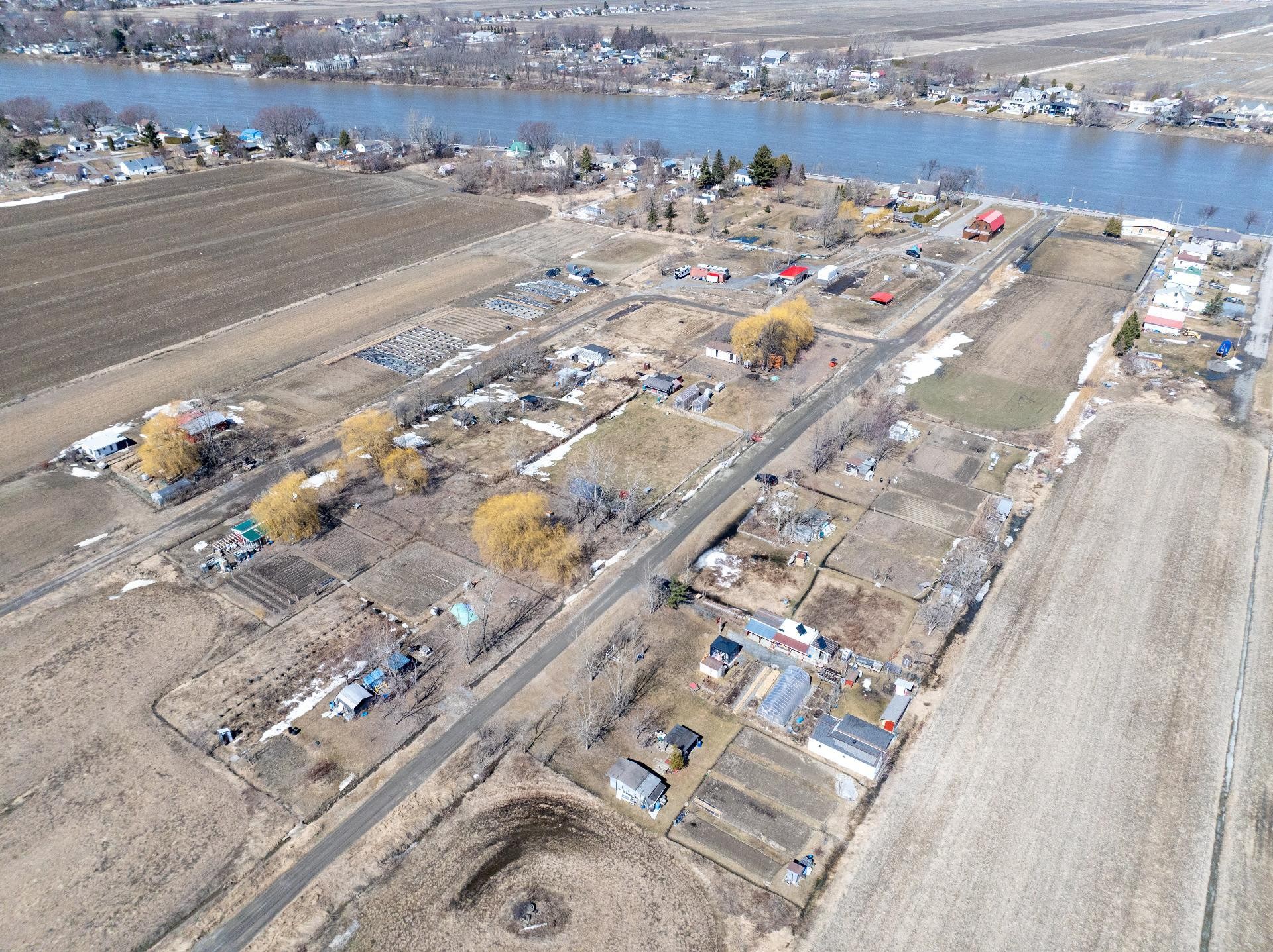 









9790Z


Boul. des Mille-Îles

,
Laval (Saint-François),







QC
H7A4C6

