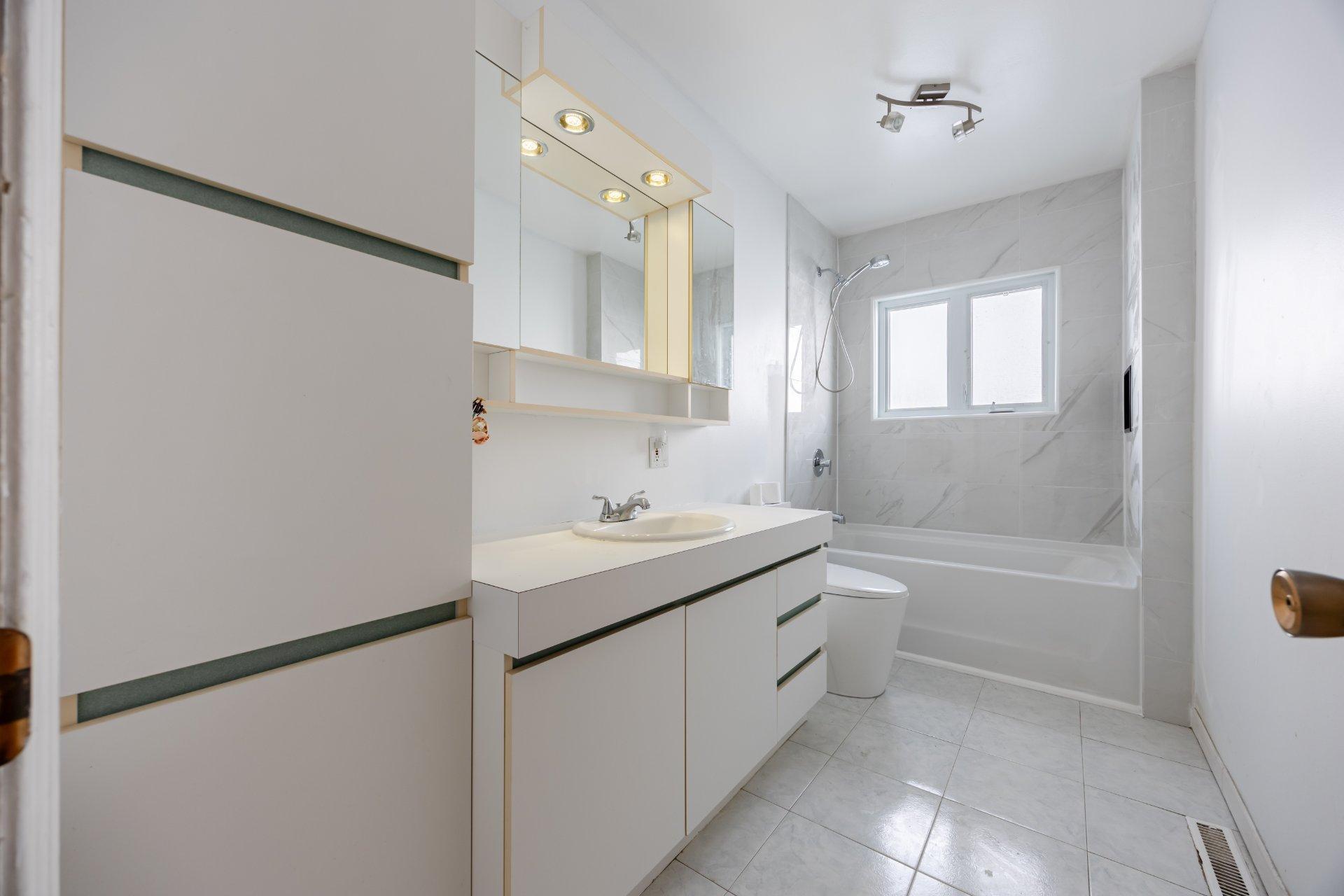 









1130


Rue La Salle

,
Longueuil (Le Vieux-Longueuil),




QC
J4K3H4

