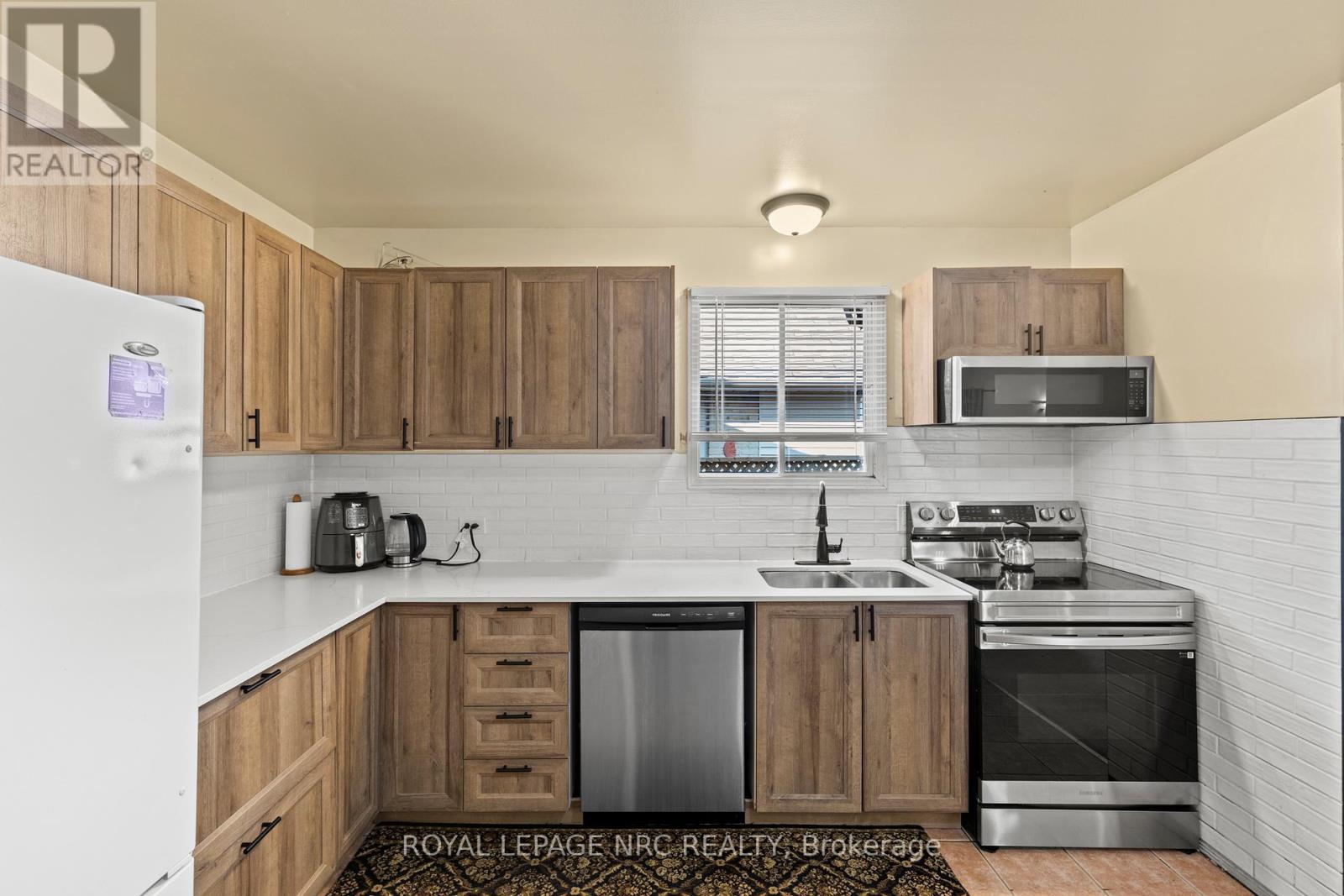 












18 NOVOCO DRIVE

,
Hamilton (Gurnett),




Ontario
L9C7E8

