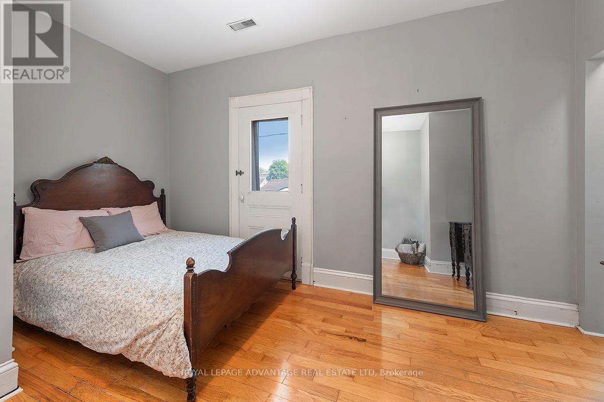 












6 FOSTER AVENUE

,
Smiths Falls,




Ontario
K7A1K1

